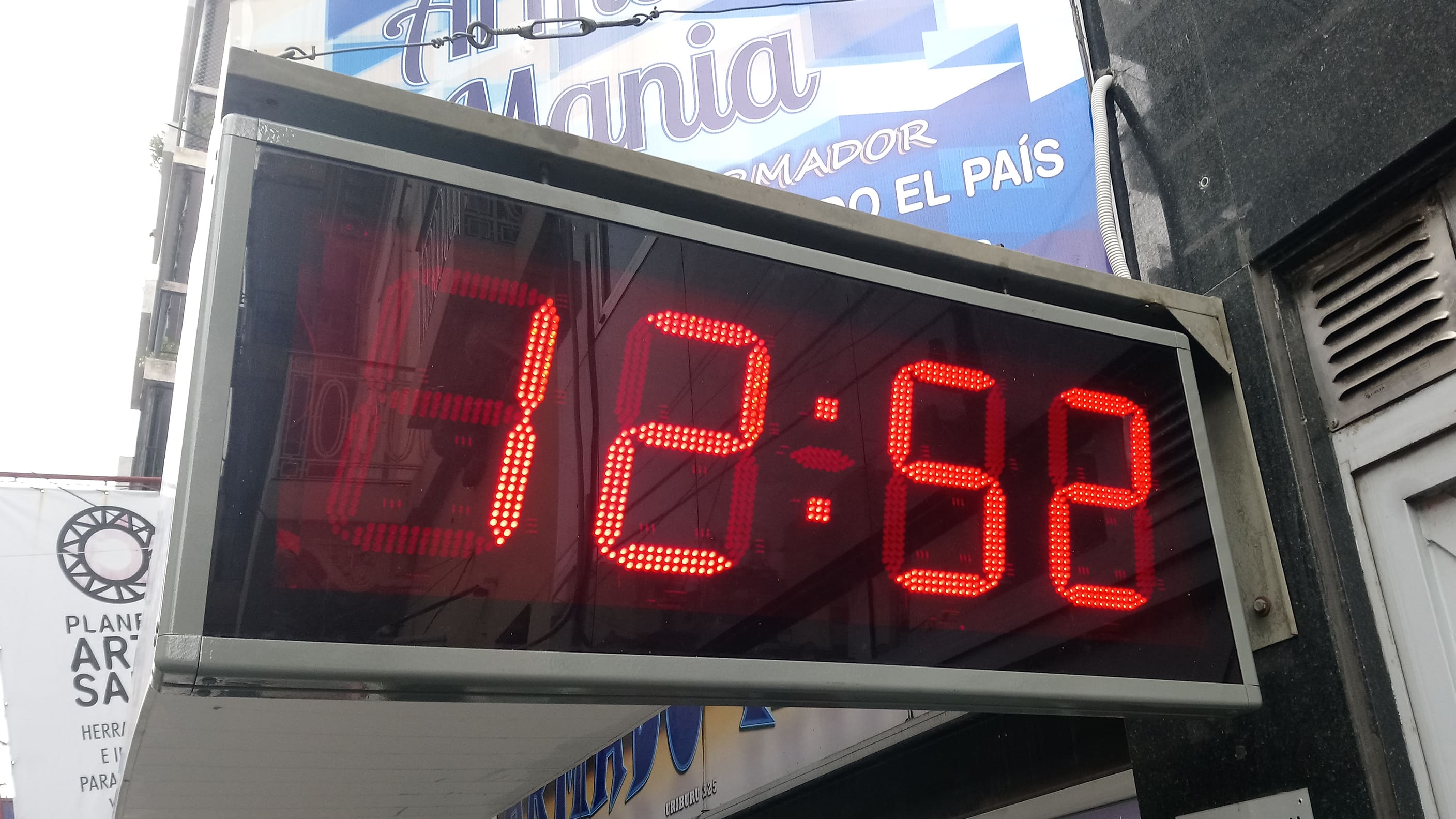 Reloj LED de exterior modelo HF250HRE